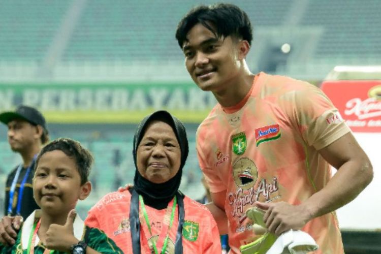 Kisah menyentuh di lorong GBT! Sugiarti beri jersey istimewa untuk Ernando Ari Persebaya Surabaya