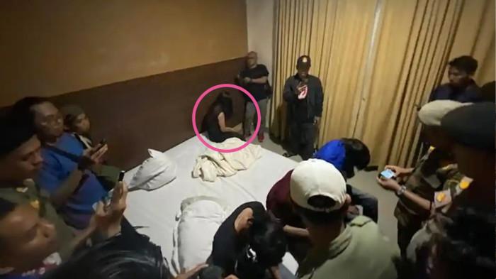 Siswi SMK dan 3 Pria Digerebek di Kamar Hotel, Dihukum Adat