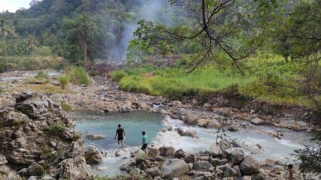 9 lokasi air terjun alami untuk liburan Lebaran