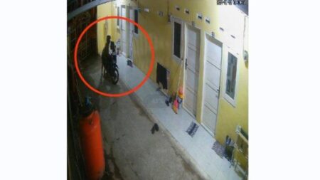 Dua Pria Curi Motor dalam 15 Detik di Surabaya, Terbongkar CCTV