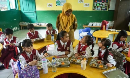 Ombudsman Perhatikan MBG Ramadan, Siswa Bawa Kue dan Kurma Kering
