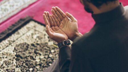 Doa Setelah Sholat Subuh: Arab, Latin, dan Artinya