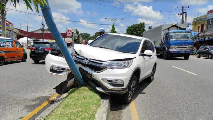 Kecelakaan Maut di Surabaya, Mobil Tabrak Tiang dan Pohon hingga Terbalik