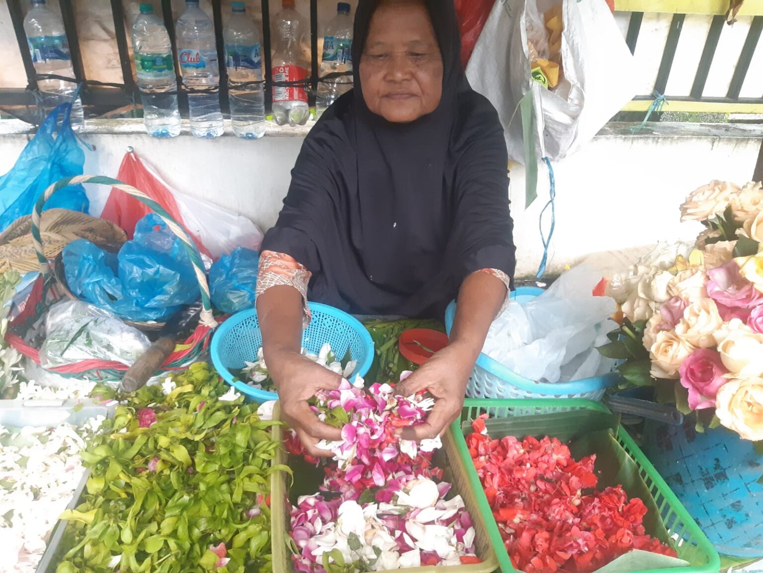 Harga bunga ziarah Jombang melonjak 5 kali, tak mengurangi antusiasme pembeli menjelang Lebaran