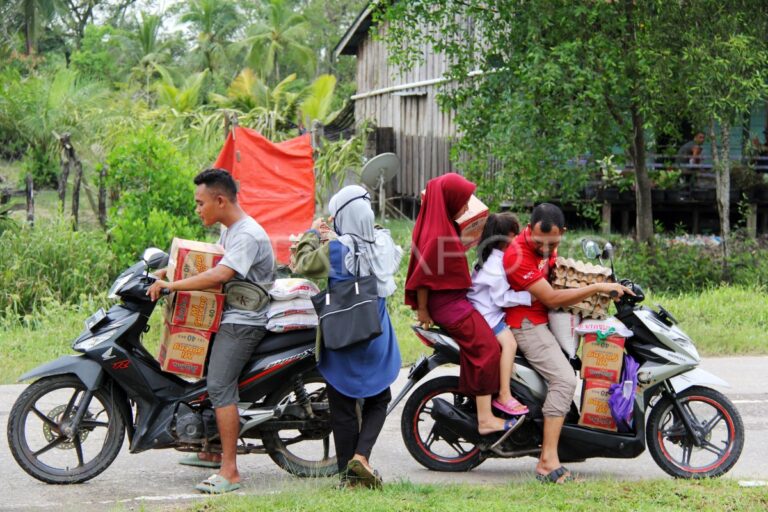 Gubernur Khofifah Distribusikan Sembako untuk Korban Banjir Pasuruan, Siapkan Bantuan Benih di Lahan Puso