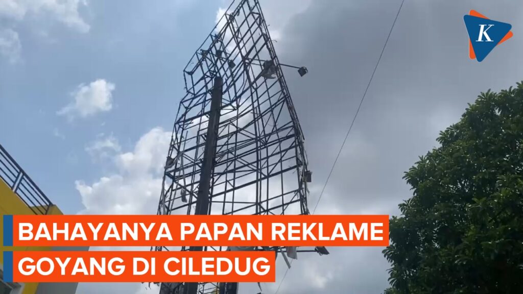 Papan Reklame Roboh di Lamongan Ancam Warga, Polisi Tindak Lanjuti