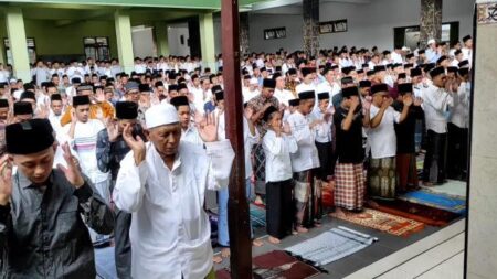 Ponpes Al Falah Ploso Kediri Gelar Salat Ied Lebih Awal, Ribuan Santri Rayakan Lebaran Hari Ini