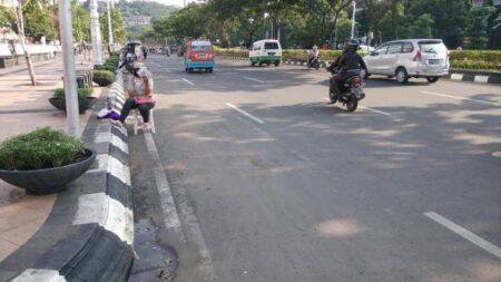 Warga Malang ramai-ramai tukar uang baru di pinggir jalan, tarif 10 persen