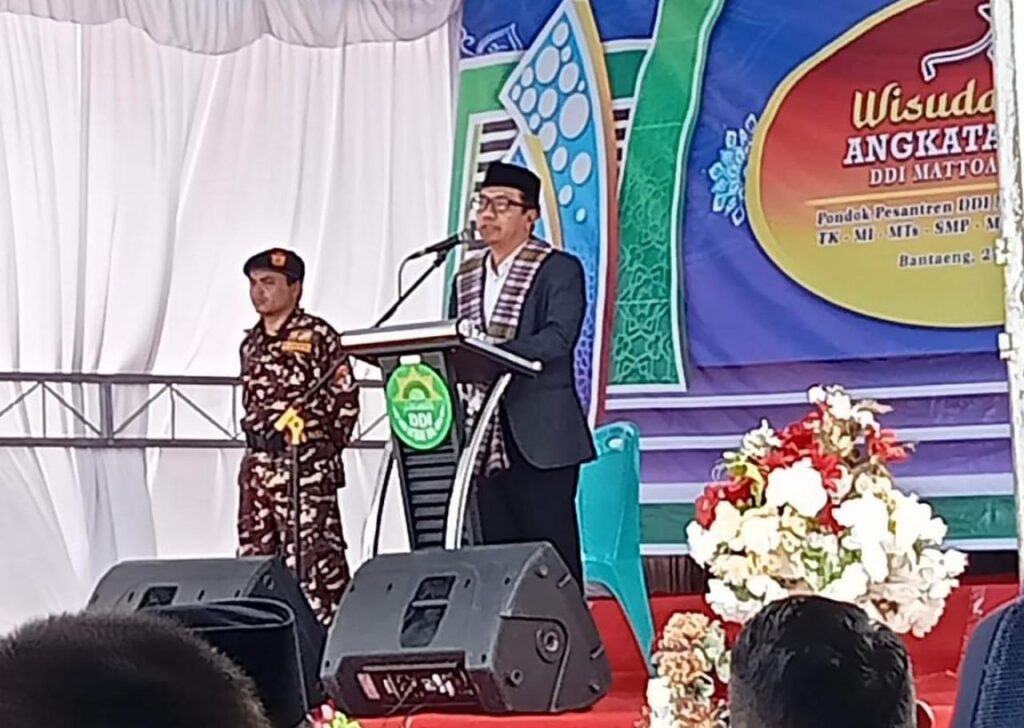 Remaja Perempuan Memegang Mimbar, Santri DDI Mangkoso Beri Ceramah Tarawih di Parangtambung