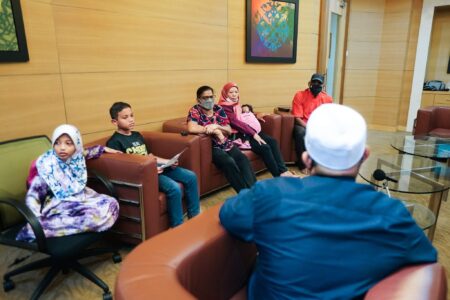 Kisah Nenek Ruliana di Malang Bawa Cucu ke Balai RW Tangkal Bahaya Campak