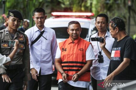 Setelah Rumah Kadiskominfo, KPK Cari Bukti di Kantor Rekanan Pemkot Madiun: Bawa 2 Koper di Tengah Hujan