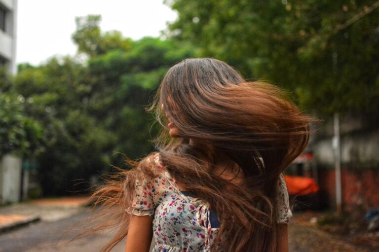 5 Trik Rambut Rapi Sepanjang Hari Tanpa Gaya Berlebihan