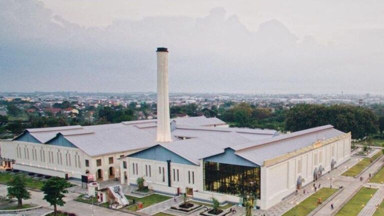 Wisata Kolonial De Tjolomadoe Karanganyar yang Instagramable