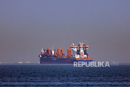 Menghadapi Badai di Selat Hormuz