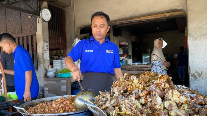 Mencicipi Sate Klathak Pak Pong, Kuliner Legendaris Bantul