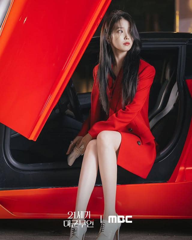 7 gaya outfit IU di drakor Perfect Crown yang memukau