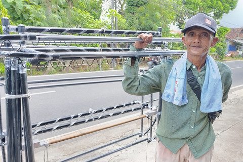 Lansia Kudus Jemur Baju, Berjalan Belasan Kilometer