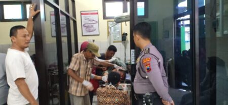 Atap Pasar Legi Blitar Roboh, Pedagang Keluhkan Jalan Berlumpur