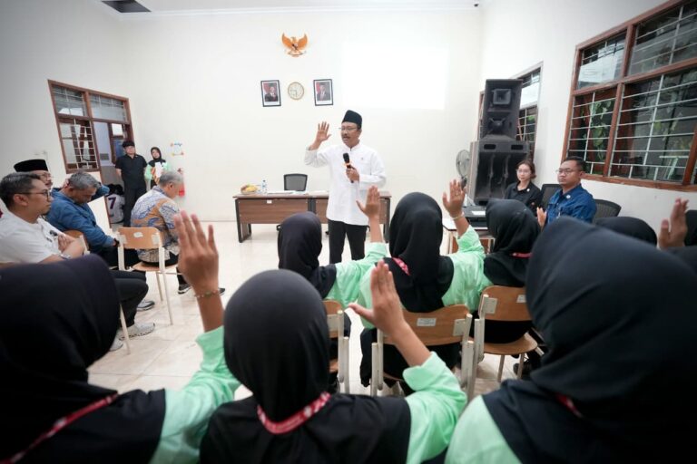 Gus Ipul Dihadapkan Pidato 4 Bahasa dari Siswa Sekolah Rakyat di Gresik