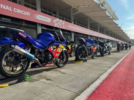 Mantan Pembalap Superbike Uji Sirkuit Mandalika dalam Track Day Ride