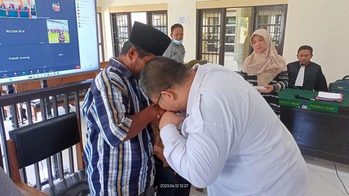 Sidang Perkara Tongtek Maut di Pati, Keluarga Korban Lempar Sandal ke Mobil Tahanan