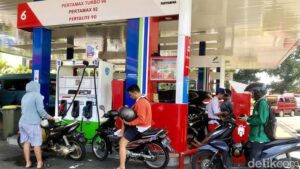 Antrean BBM Nonsubsidi di Ambon, Harga Diprediksi Naik Mulai 1 April