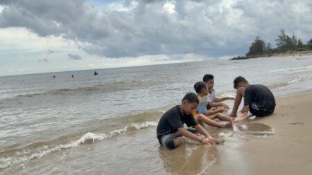Wisata Kalsel – Bermain dan Bersantai di Pantai Borneo Beach Tanahlaut