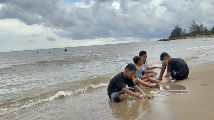 Wisata Kalsel – Bermain dan Bersantai di Pantai Borneo Beach Tanahlaut