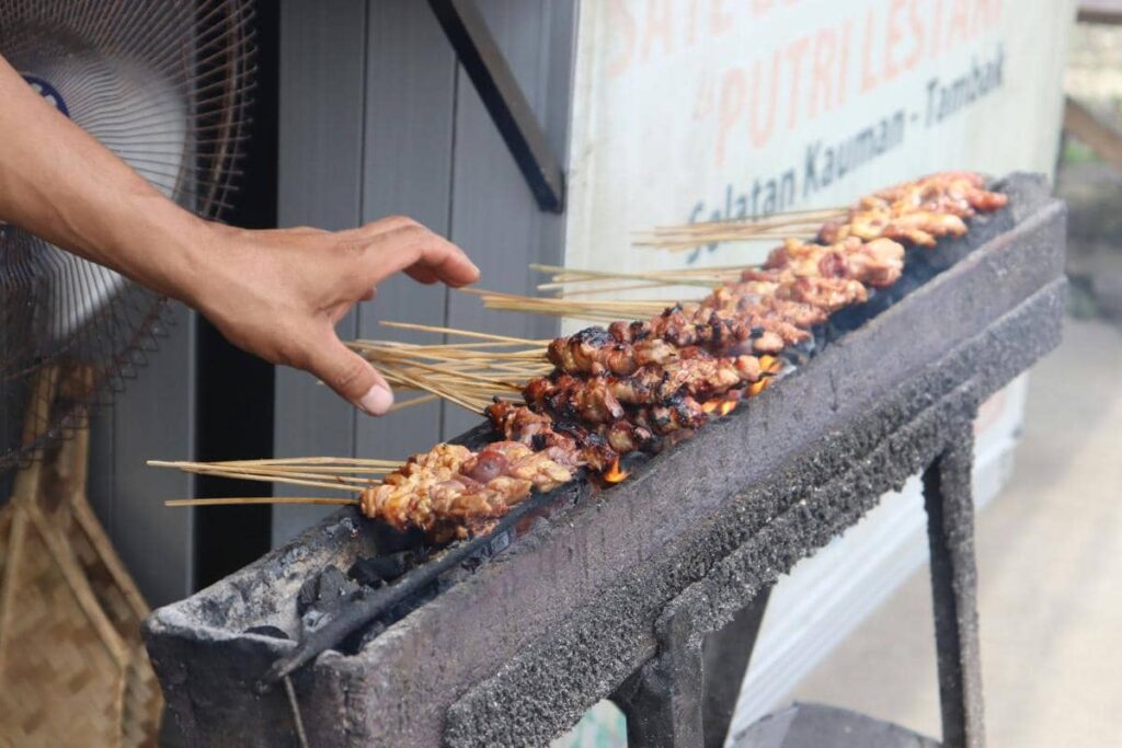 Mengapa Ibu Hamil Dilarang Makan Sate?