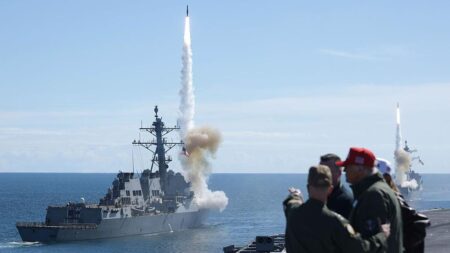 Militer AS Bantu Kapal Terdampar Lintasi Selat Hormuz