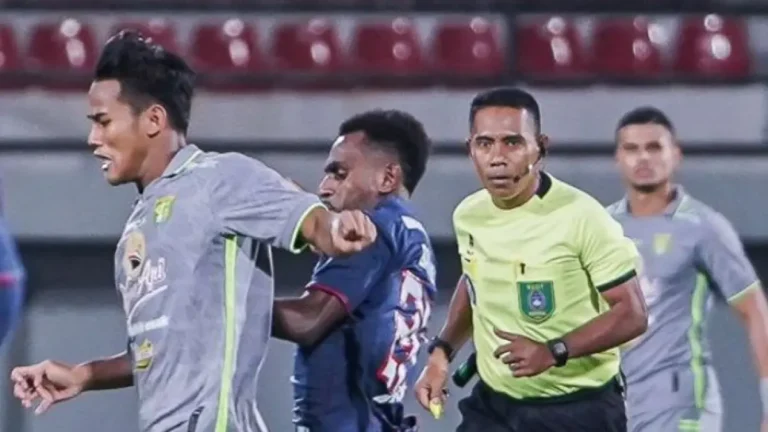 H-1 Ganti Wasit! Drama Pengadil Persebaya vs Persik Kediri Membuat Bonek Heboh