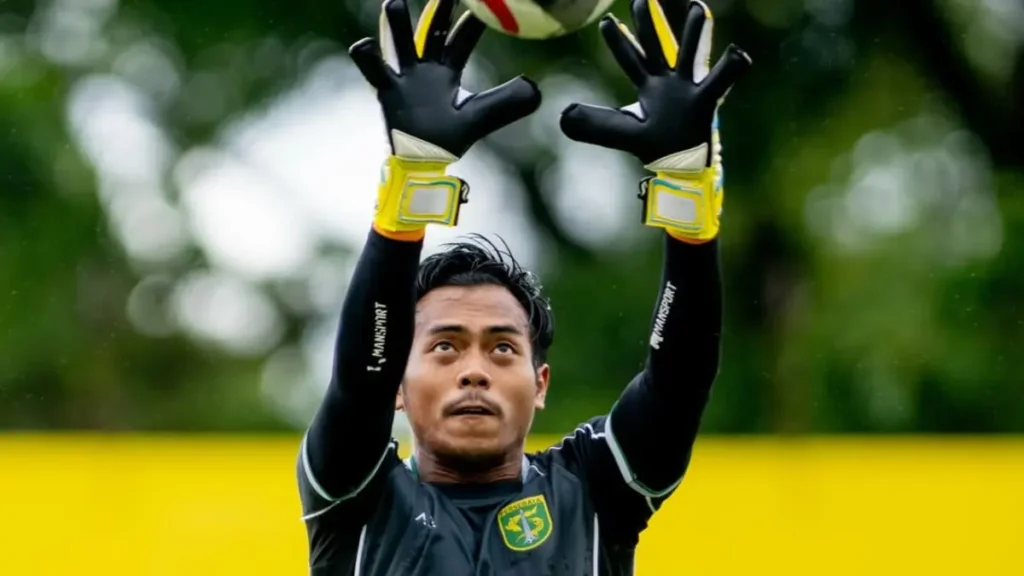 Kiper Persebaya Yakin Menang, Andhika Hapus Kutukan Semen Padang