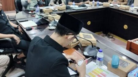 DPRD Jember Diduga Abaikan Tugas Saat Main Game dan Merokok