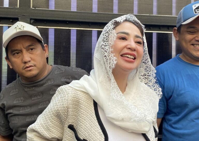 Dewi Perssik Kembali Kuliah, Pilih Psikologi Jadi Ibu Lebih Baik