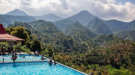Wisata Soko Langit Wonogiri, Kolam Renang di Atas Awan dengan Pemandangan Gunung Lawu