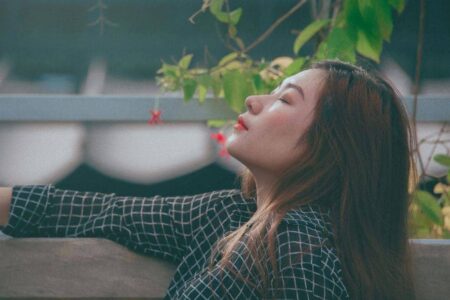 6 cara tenangkan pikiran saat cemas atau stres