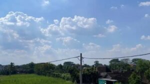 Cuaca Surabaya Hari Ini: Cerah Siang, Hujan Ringan Malam