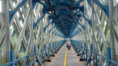 Drama mencekam di Jembatan Cirahong: Tukang cilok Manonjaya ngamuk dan ingin lompat