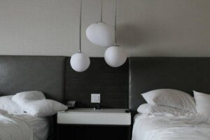 5 tips memilih lampu kamar mewah dan nyaman ala hotel bintang lima
