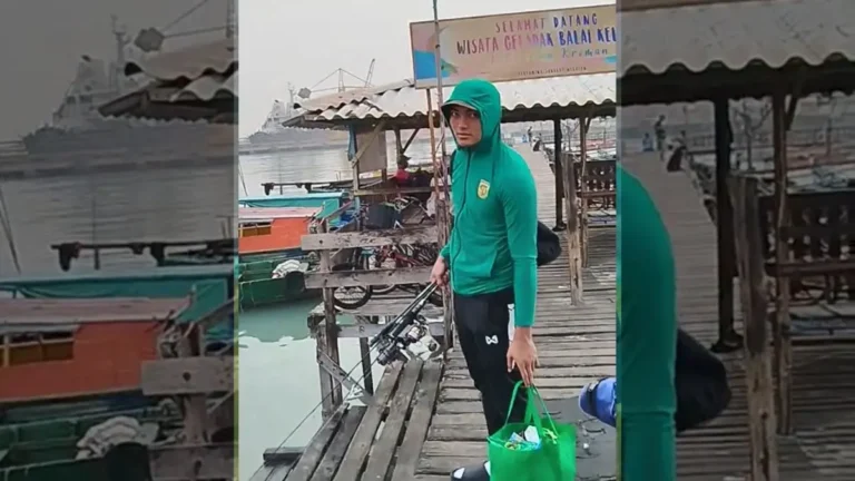 Ernando Ari Jadi Sorotan Netizen! Kiper Persebaya yang Suka Memancing di Laut
