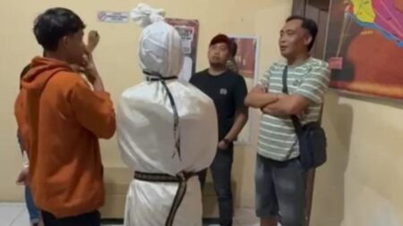 Heboh Pocong Muncul di Nguling, Warga Buru dengan Celurit