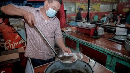 Butuh tempat makan dekat Kebun Binatang Surabaya? Ini 5 rekomendasi terbaik!