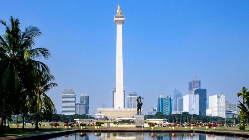 Panduan wisata ke Monas dengan TransJakarta, MRT, LRT, dan KRL