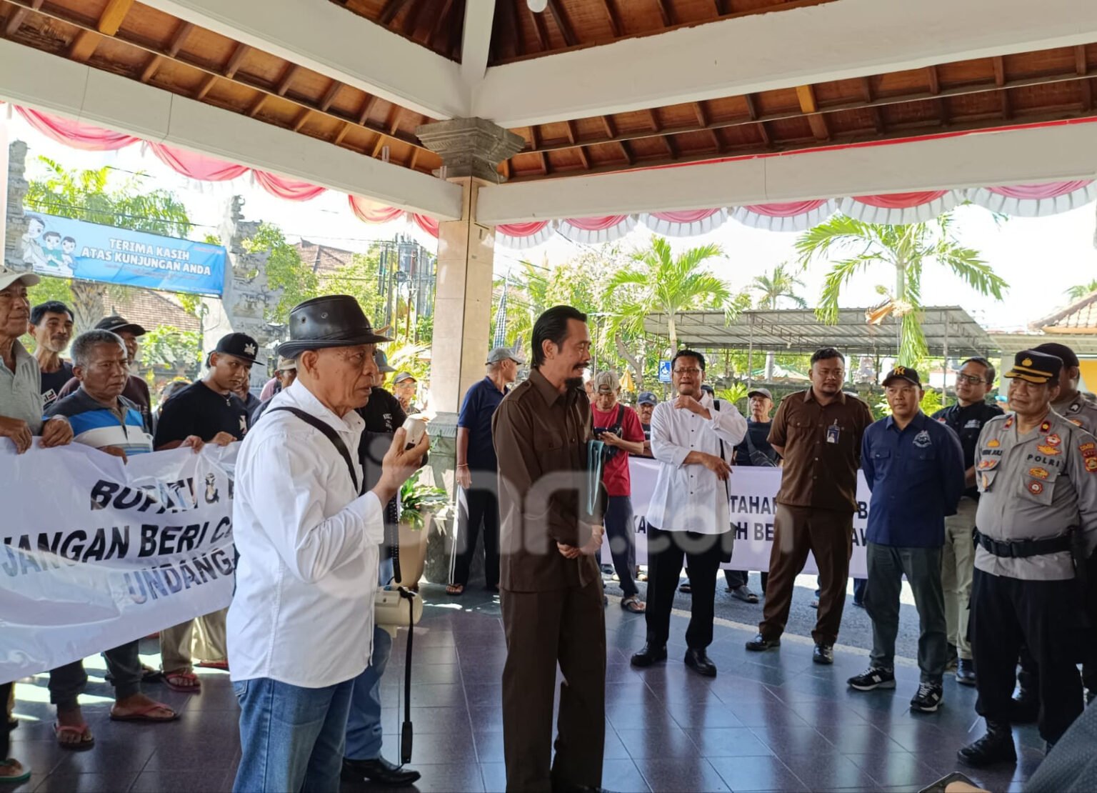 Warga Batuampar Serbu BPN Buleleng, Desak Pembatalan HPL