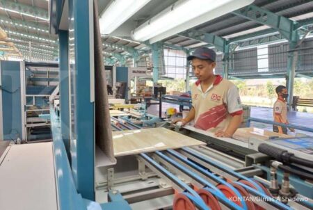 Rupiah turun ke Rp 18.000, industri waspadai risiko inflasi