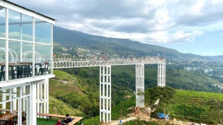 Kebun Teh Kemuning Karanganyar, Wisata Murah dengan Pemandangan Hijau Menyejukkan Mata