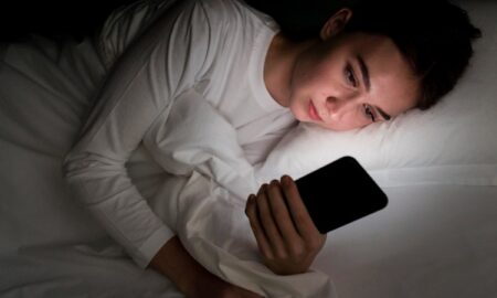 7 Tanda Orang Sering Cek Ponsel Malam Hari, Nomor 3 Ini yang Sering Dilakukan