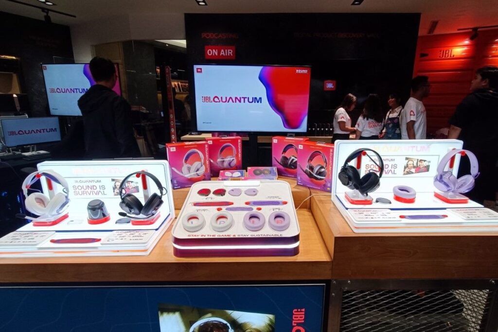 JBL rilis tiga headset gaming andalan: Quantum 950, 650, dan 250