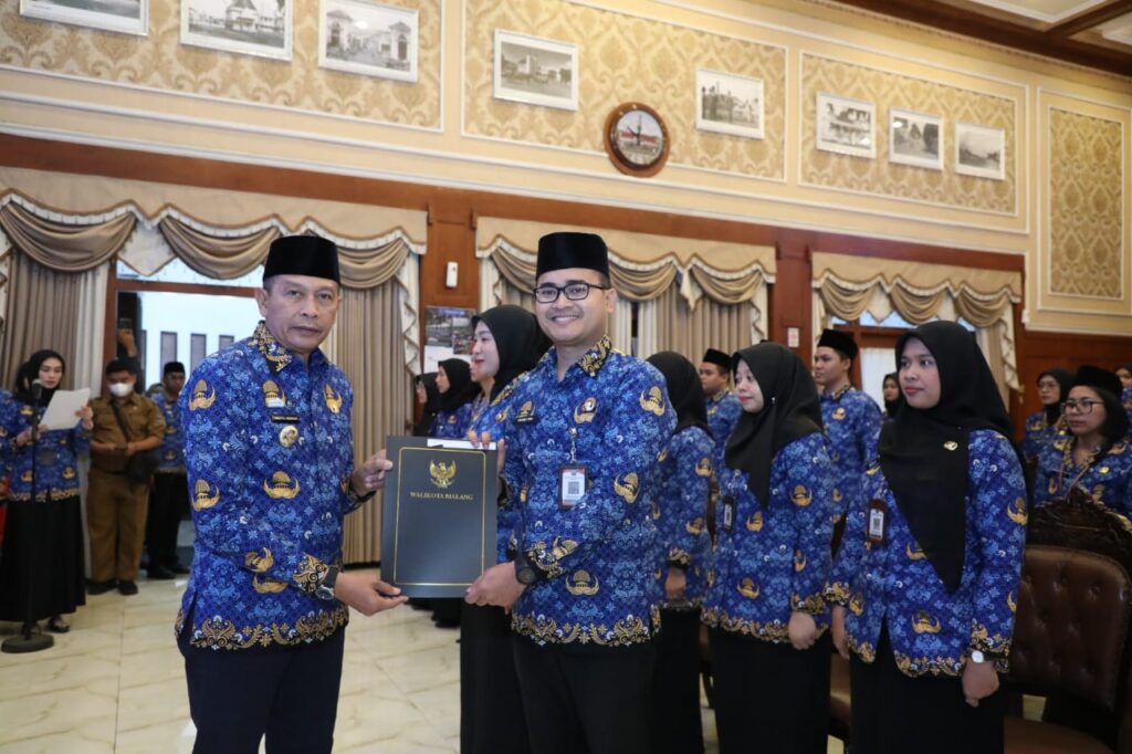 Serahkan SK PNS, Wali Kota Wahyu Tekankan Semangat Pengabdian dan Profesionalisme ASN