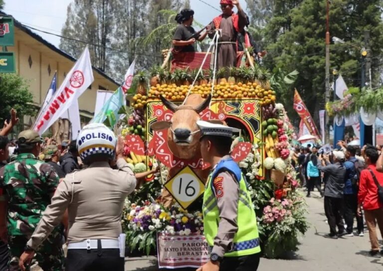 Festival Bunga dan Buah Tanah Karo: Pawai Kendaraan Hias yang Memukau